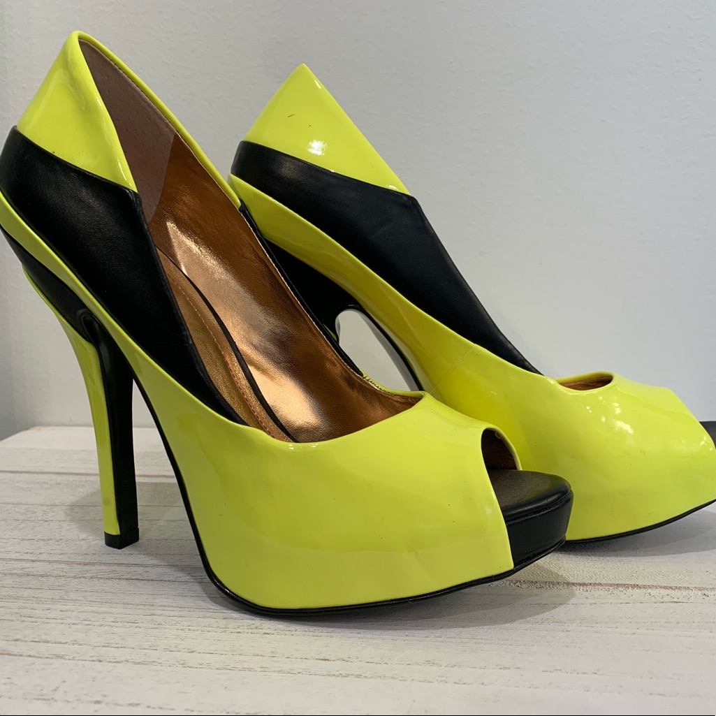 Bcbg Generation 7.5b Neon And Black Platform Heels Cushioned
